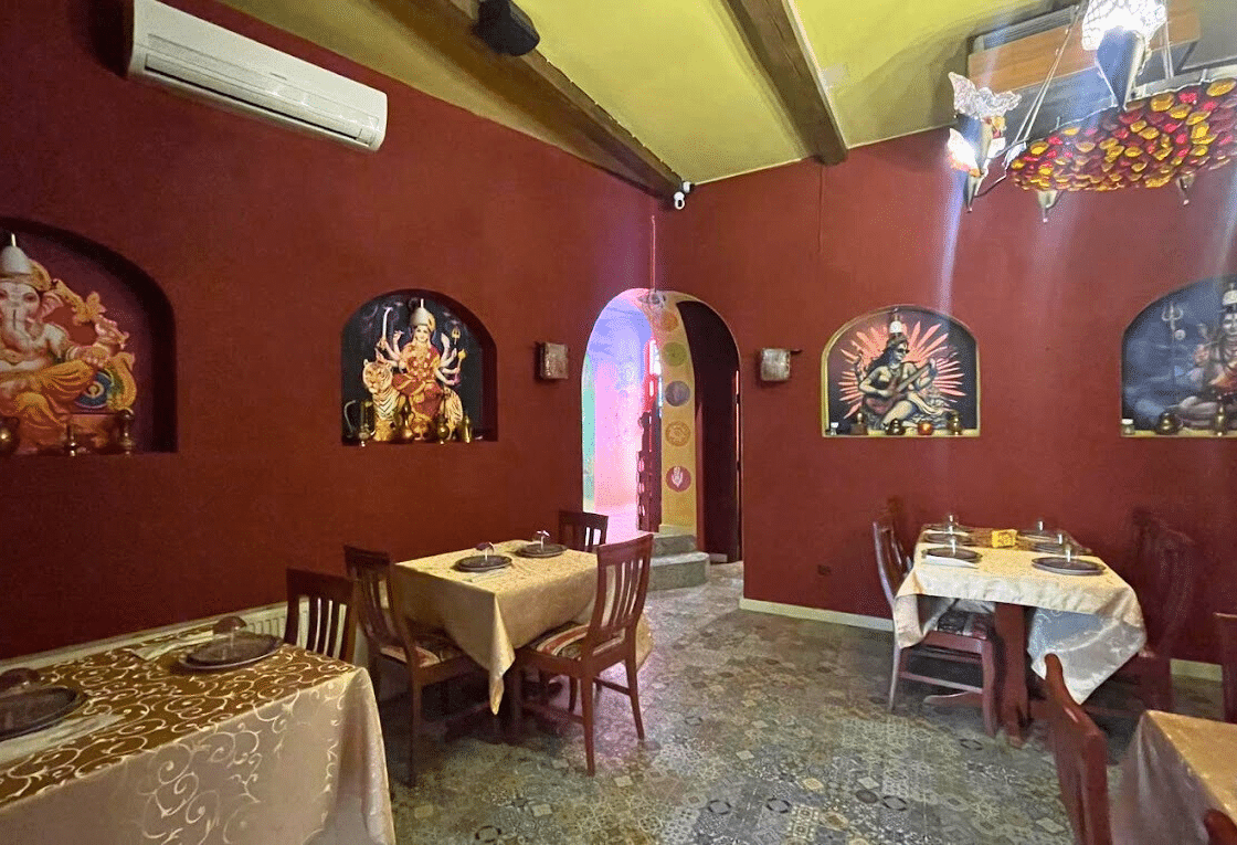 mese in restaurant Isha, cu specific nepalez. Restaurante etnice cu specific deosebit din București. 