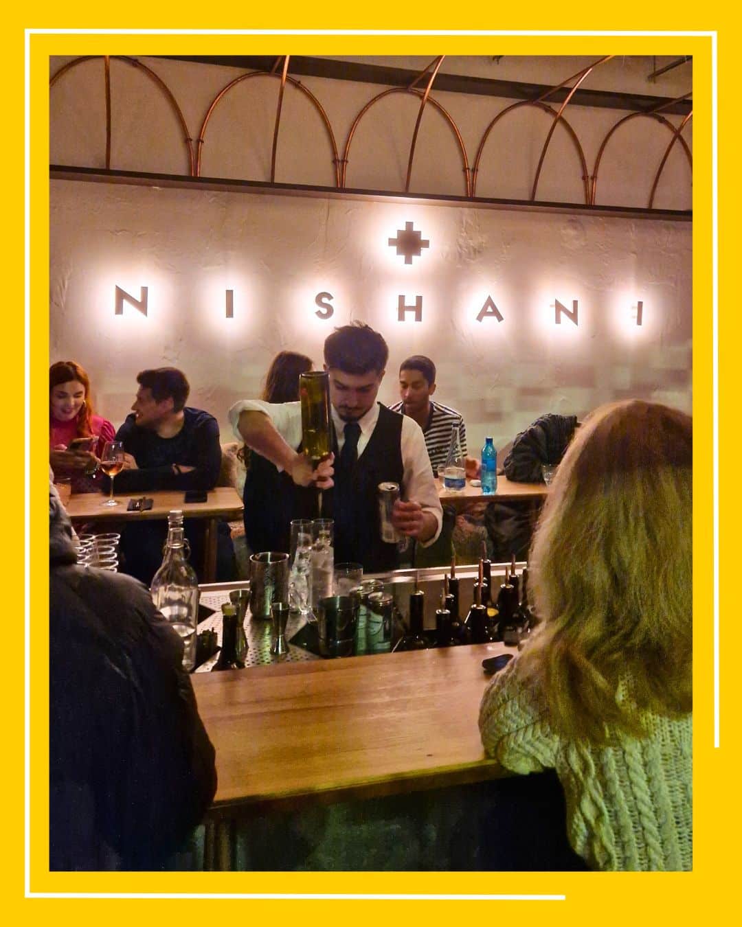 barman prepara bauturi la restaurant Nishani București