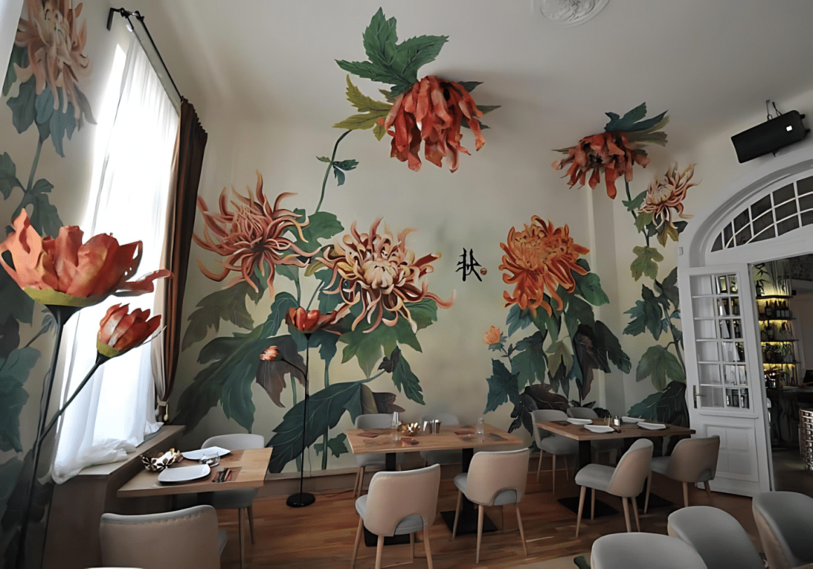 Incapere din restaurant Peng You, cu un perete cu flori stilizate, uriase. iRestaurante chinezești București
