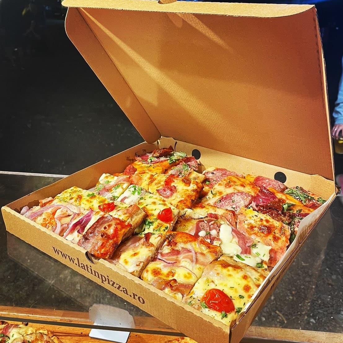cutie cu mai multe felii de pizza diferite, la pachet, de la Latin Pizza. Cea mai bună pizza din București