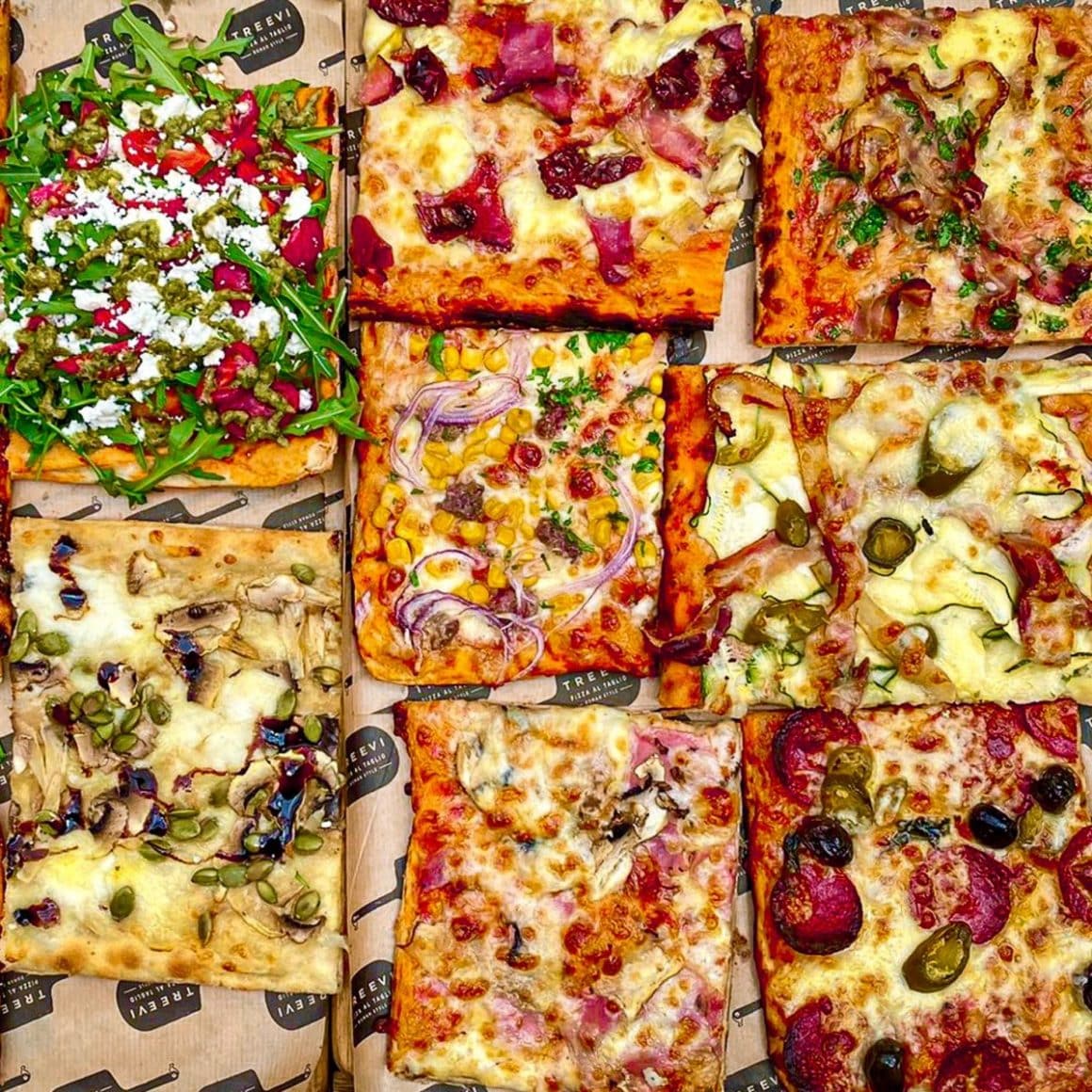 mai multe felii cu toppinguri diferite, de pizza al taglio de la Treevi Pizza. Cea mai bună pizza din București