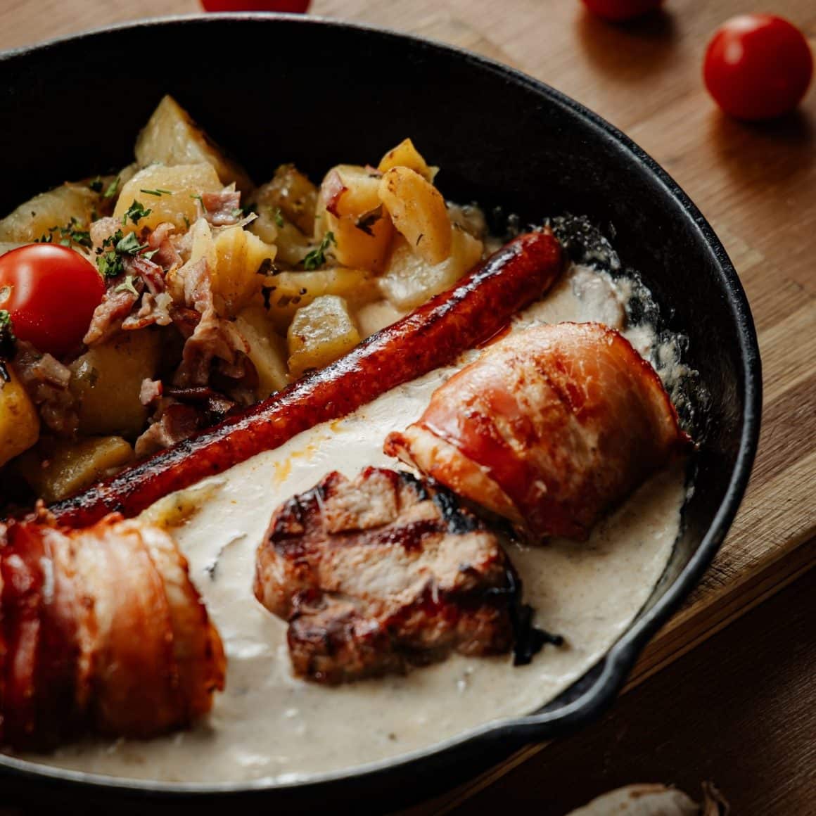 Tigaia Kulinarium! Medalion de porc, rulou de pui în bacon și cârnat, servite cu garnitură de cartofi țărănești și sos de ciuperci. restaurant Kulinariu Sibiu