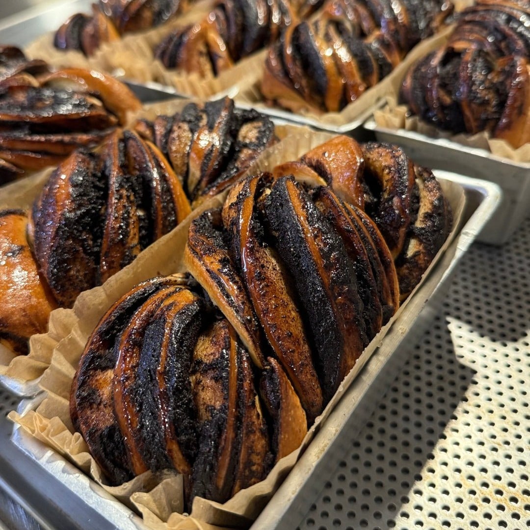 Cozonac Babka cu ciocolată neagră 70% și cacao de la Pain Plaisir