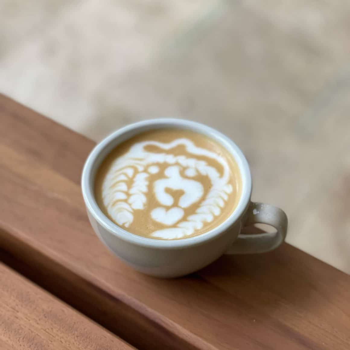 ceasca de cafea cu art latte - caine facuta din lapte. La Bob Speciality Coffee