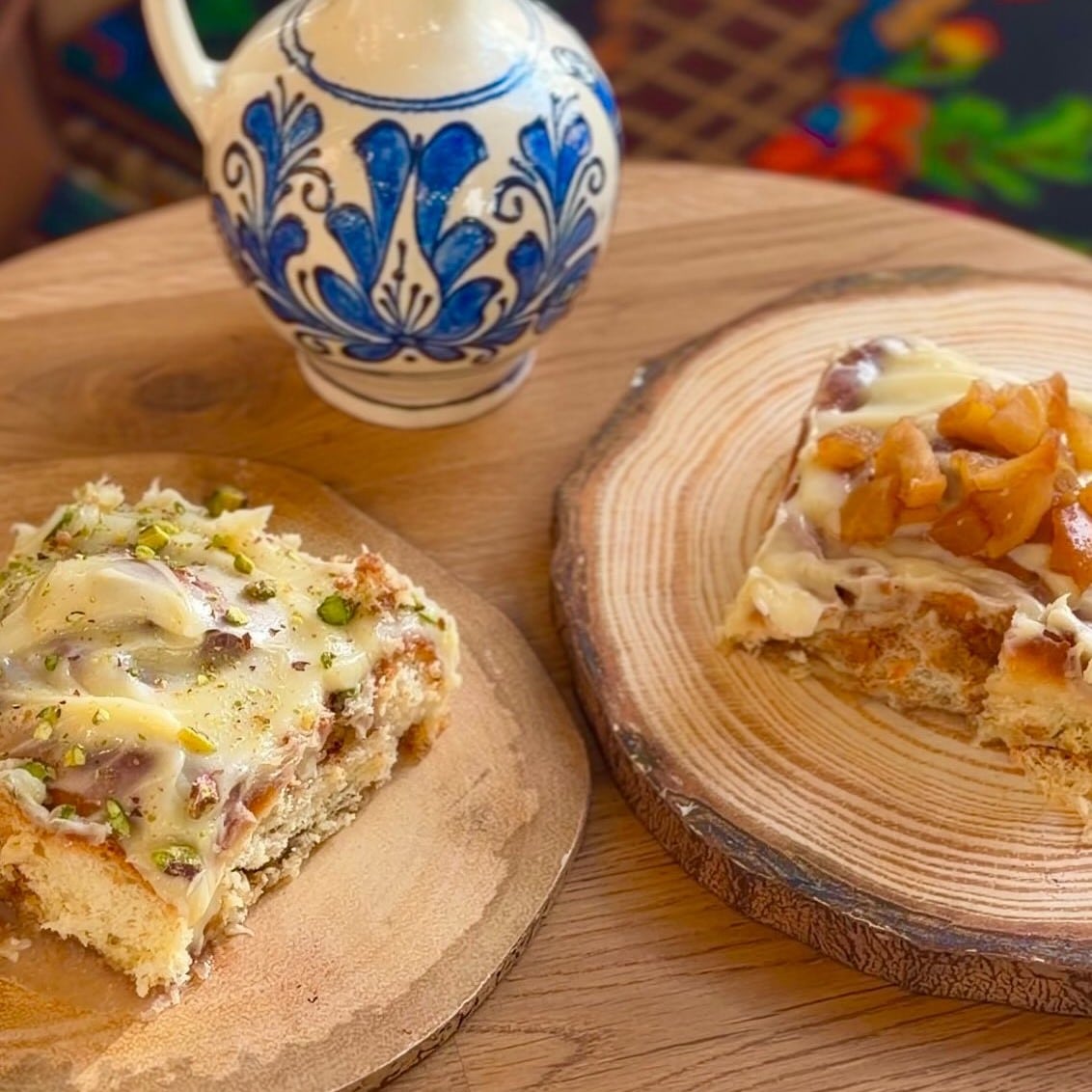 La Scovergăria Micăi, cinnamon rolls cu cremă fină și topping de fructe, inclusiv o variantă cu dulceață.
