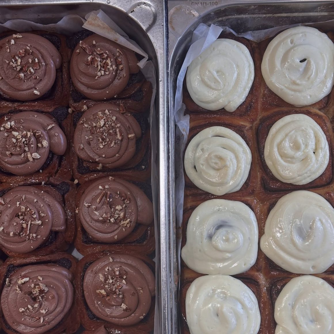 Cinnamon rolls în București, cu cremă de ciocolată și nuci, la Holy Bakery