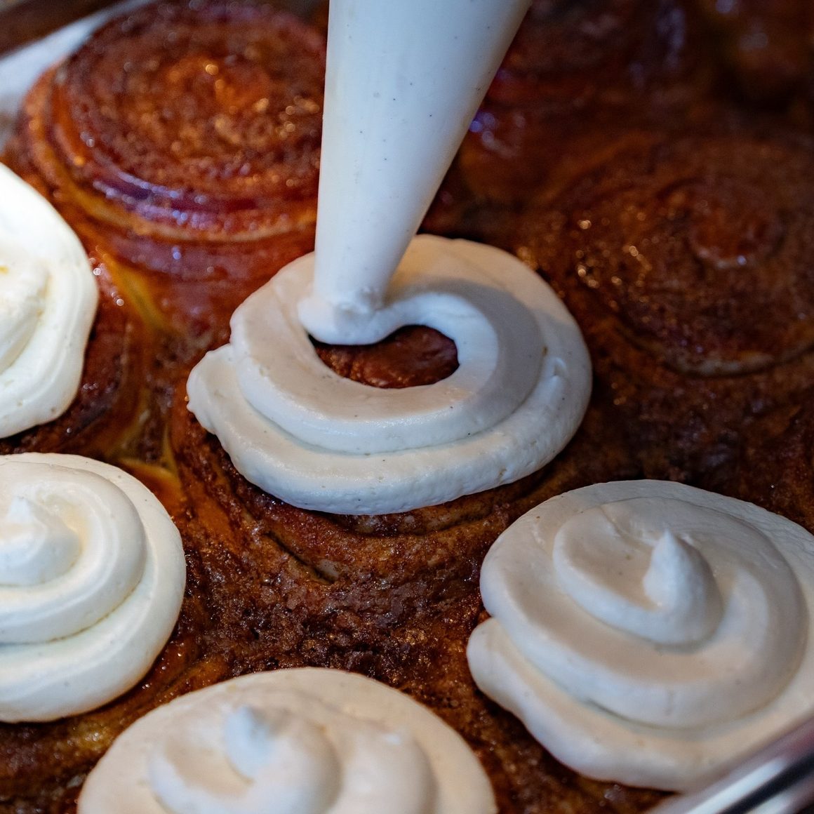 Prepararea cinnamon rolls cu cremă de vanilie la Holy Bakery