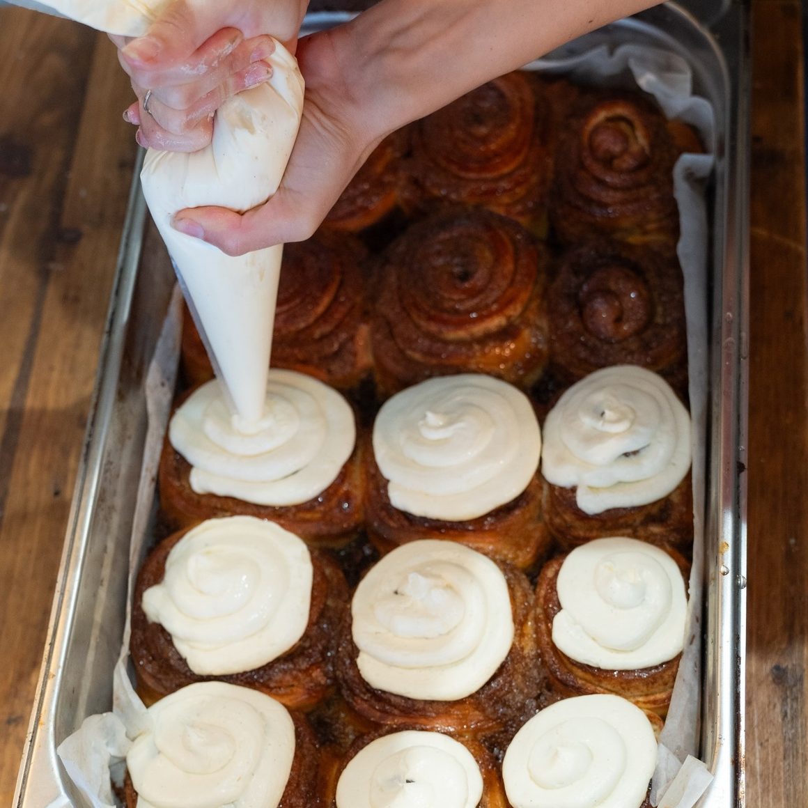 Cinnamon rolls cu frosting de vanilie la Holy Bakery, București