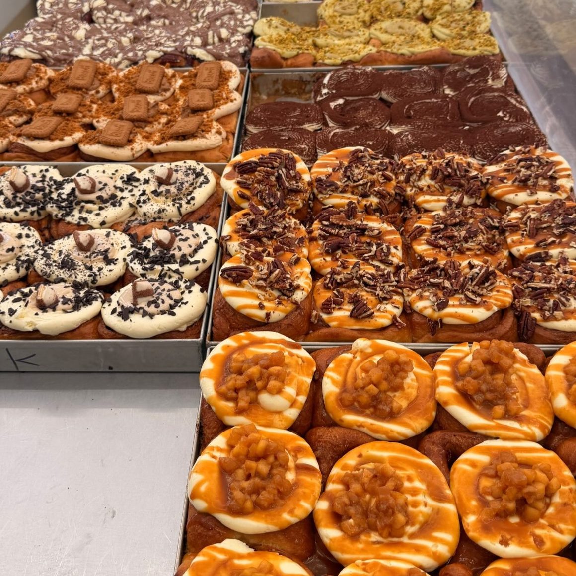 Dacă ești în căutare de cinnamon rolls în București, Love at First Bite vine cu o mulțime de variante de topping, de la ciocolată și biscuiți Lotus până la fistic, fructe și caramel cu nuci pecan.