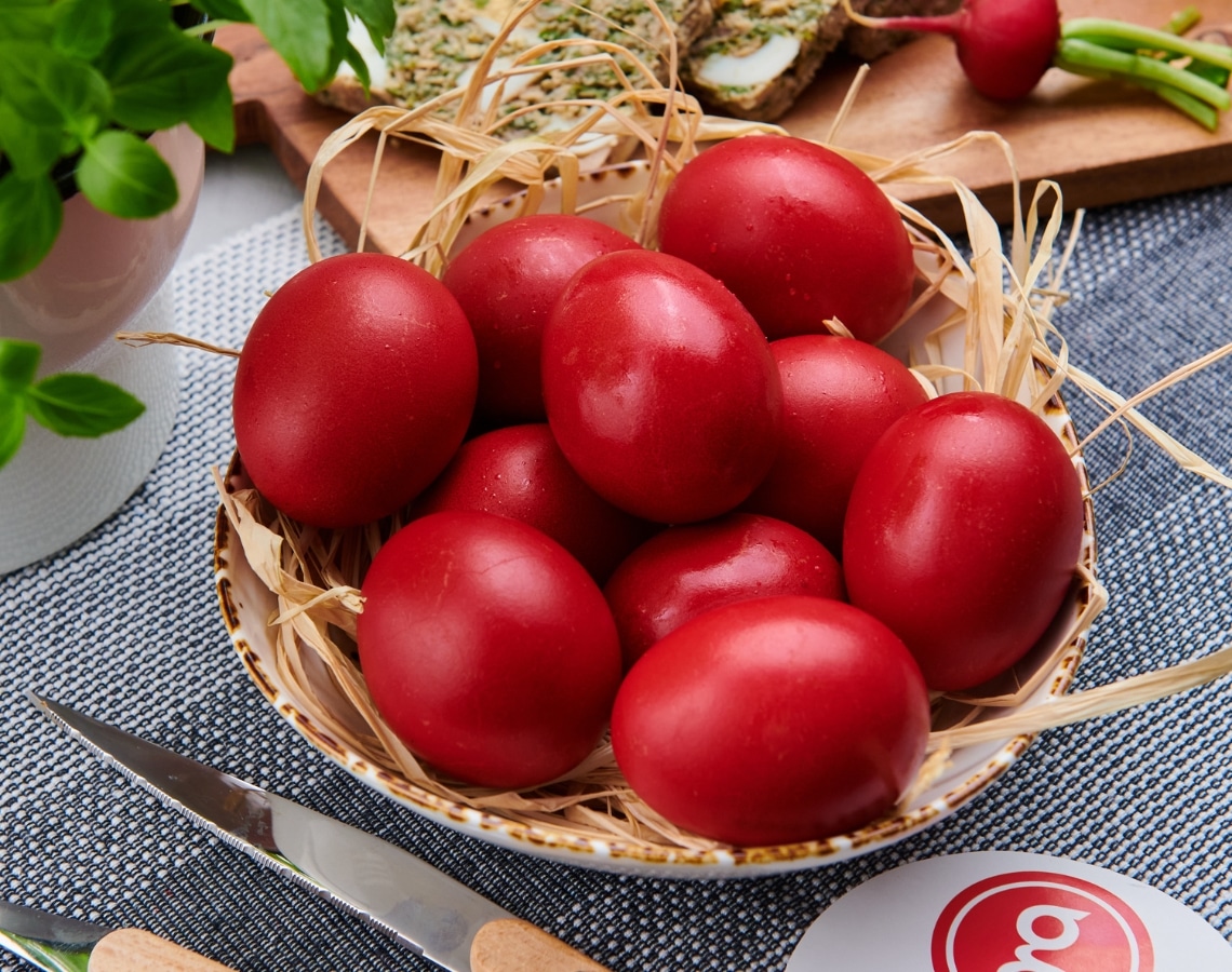 Ouă roșii de Paște de la City Grill Family, în coșuleț cu paie