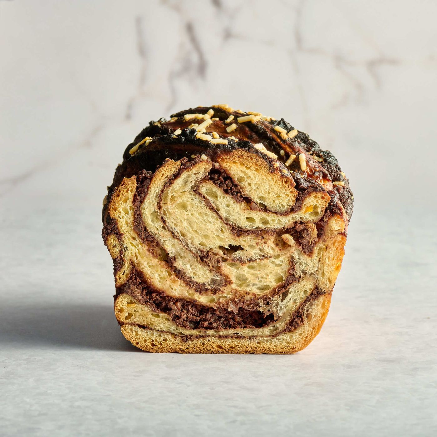 Cozonac cu nucă, ciocolată neagră și stafide de la Grain Trip. De unde comanzi pască și cozonac de Paște