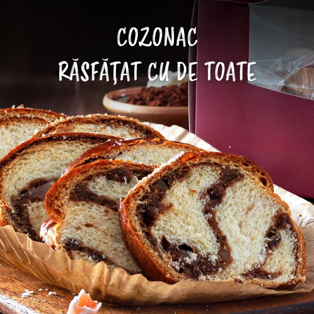 Cozonacul Rasfatat cu de toate: aluat cu maia si cea mai bogata umplutura de nuca, stafide si rahat turcesc.