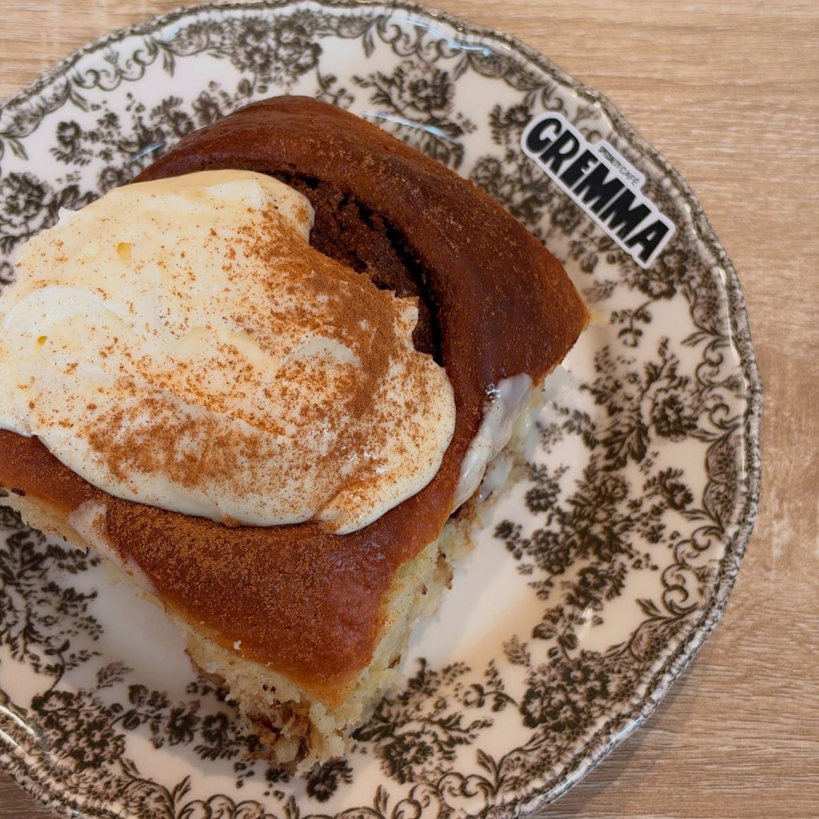 Cinnamon rolls în București, cu cremă de vanilie și scorțișoară, servit la Cremma.