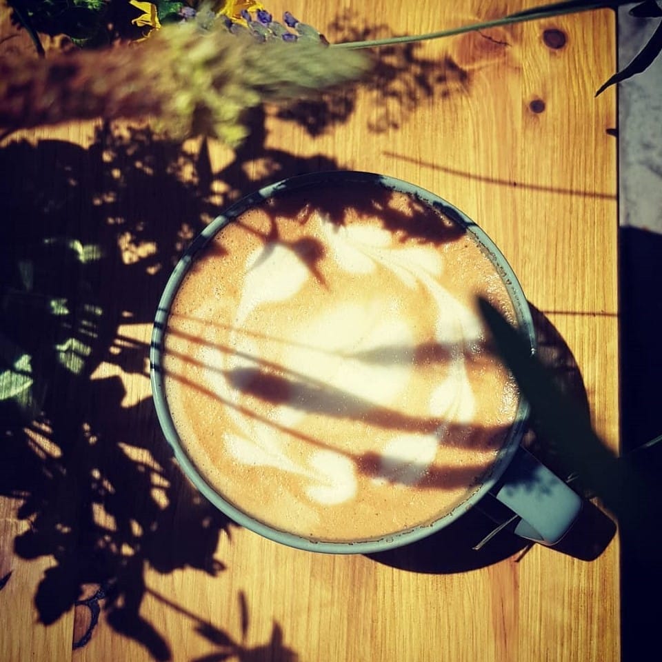 close up cu o ceasca de cafea fotografiata de sus la Forma. cafeneșe București