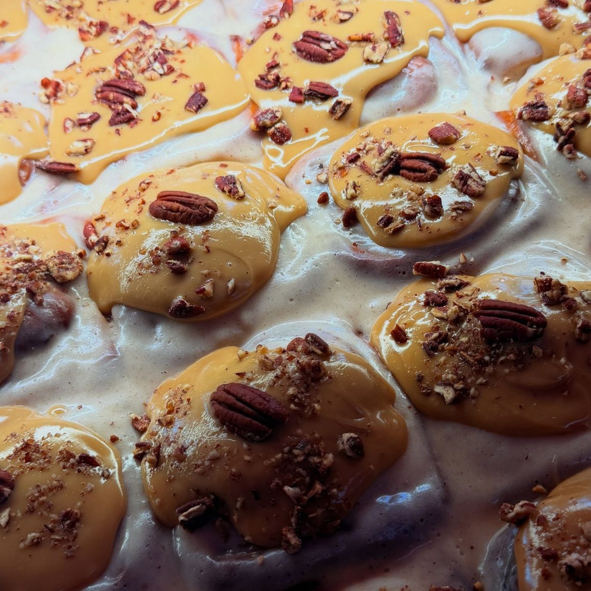 Cinnamon rolls în București, cu glazură cremoasă de caramel și nuci pecan, pregătite de House of Cravings.