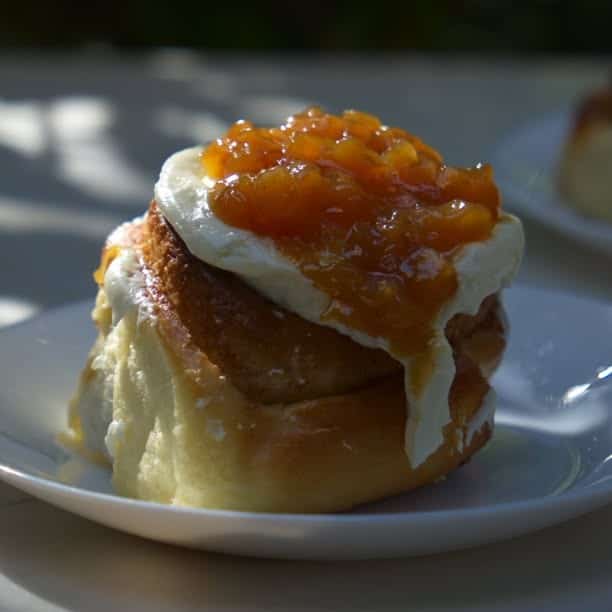 Cinnamon roll cu topping de fructe și cremă fină, servit la La Rosta, în București.