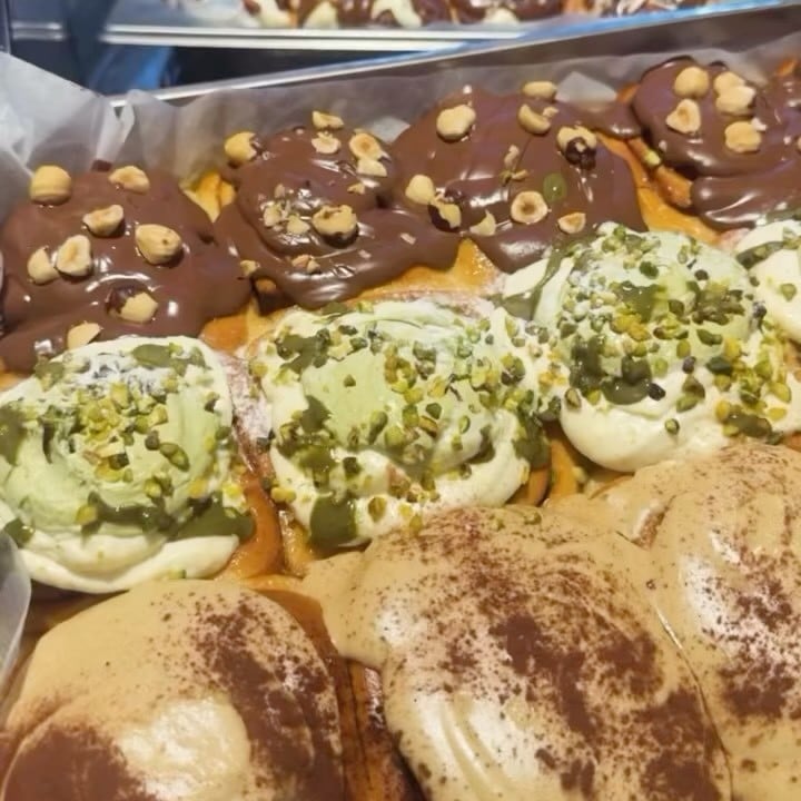 Cinnamon rolls în București, cu glazură de ciocolată și alune, cremă de fistic sau topping de scorțișoară, pregătite la La Rosta.