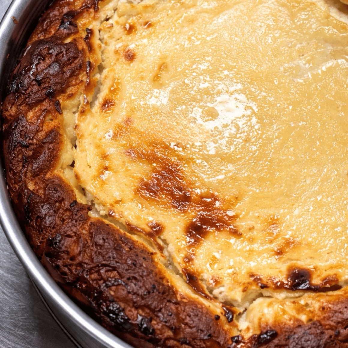 pască cu brânză proaspătă, stafide și aluat de cozonac de la Cremma București