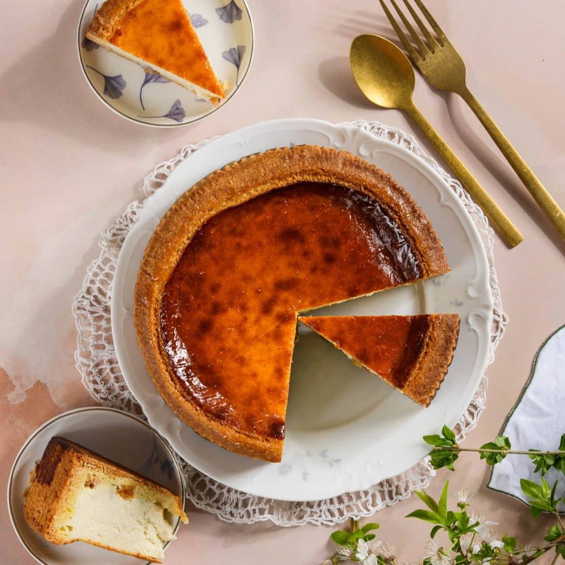 pască cu mai puțin aluat și multă cremă de brânză, cu multe stafide și vanilie de la Pain Plaisir 2026