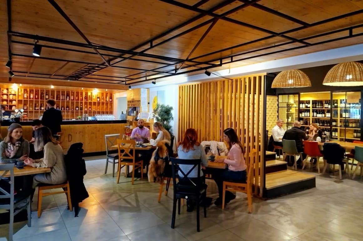 mai mulți oameni iau masa in restaurant ROD din Cluj Napoca