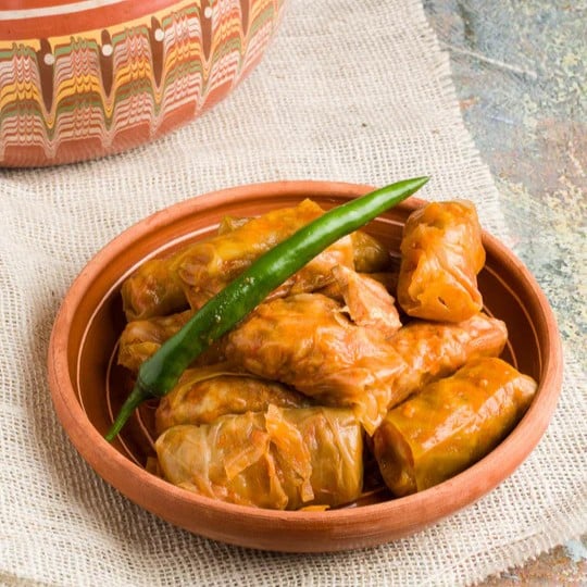 Farfurie de lut cu sarmale si ardei iute, de la restaurantele La Mama