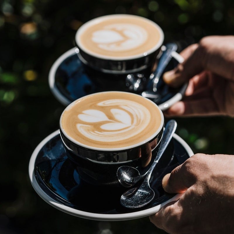 2 cesti negre cu cafea art lattee de la Steam Coffee 