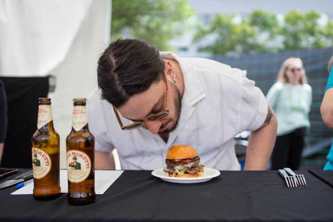 chef Mihai Toader analizeaza un burger la BurgerFest