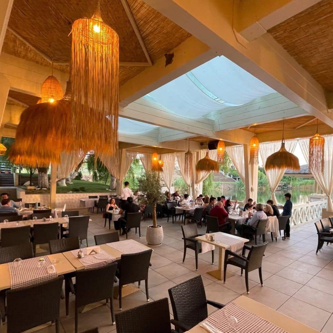 Imagine din interiorul terasei Laguna Verde