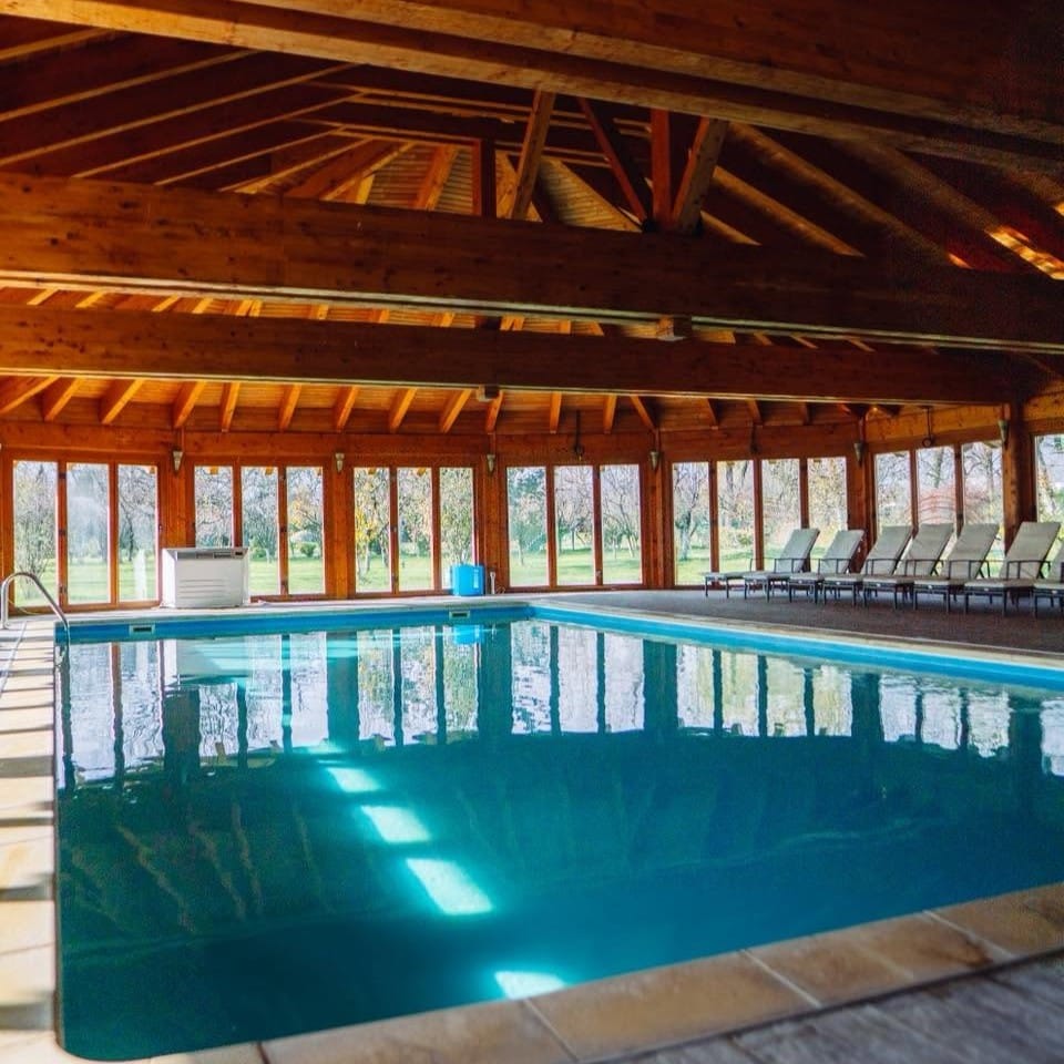 piscina interioara cu apa calda la Acacia Village