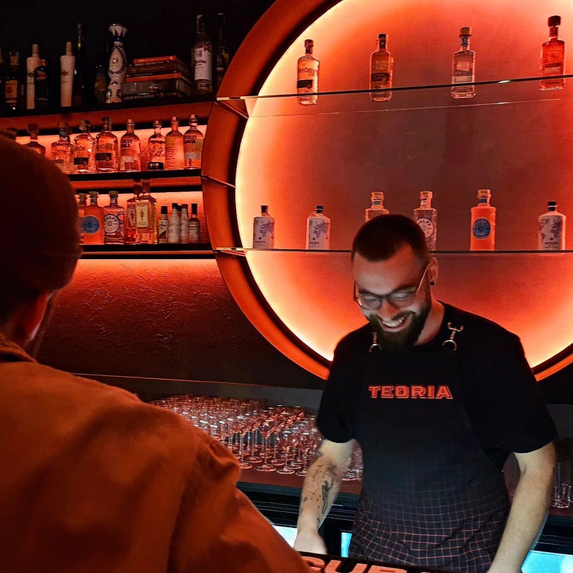 barman serveste cocktailuri la barul teoria Bar. Locuri noi București