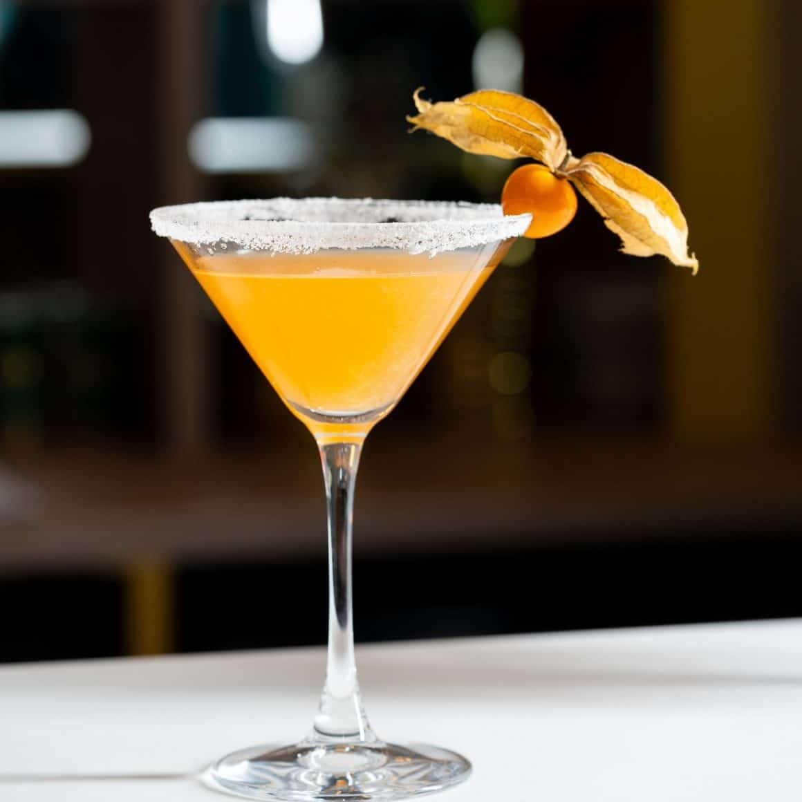 close up cu un pahar de cocktail decorat cu pishalys