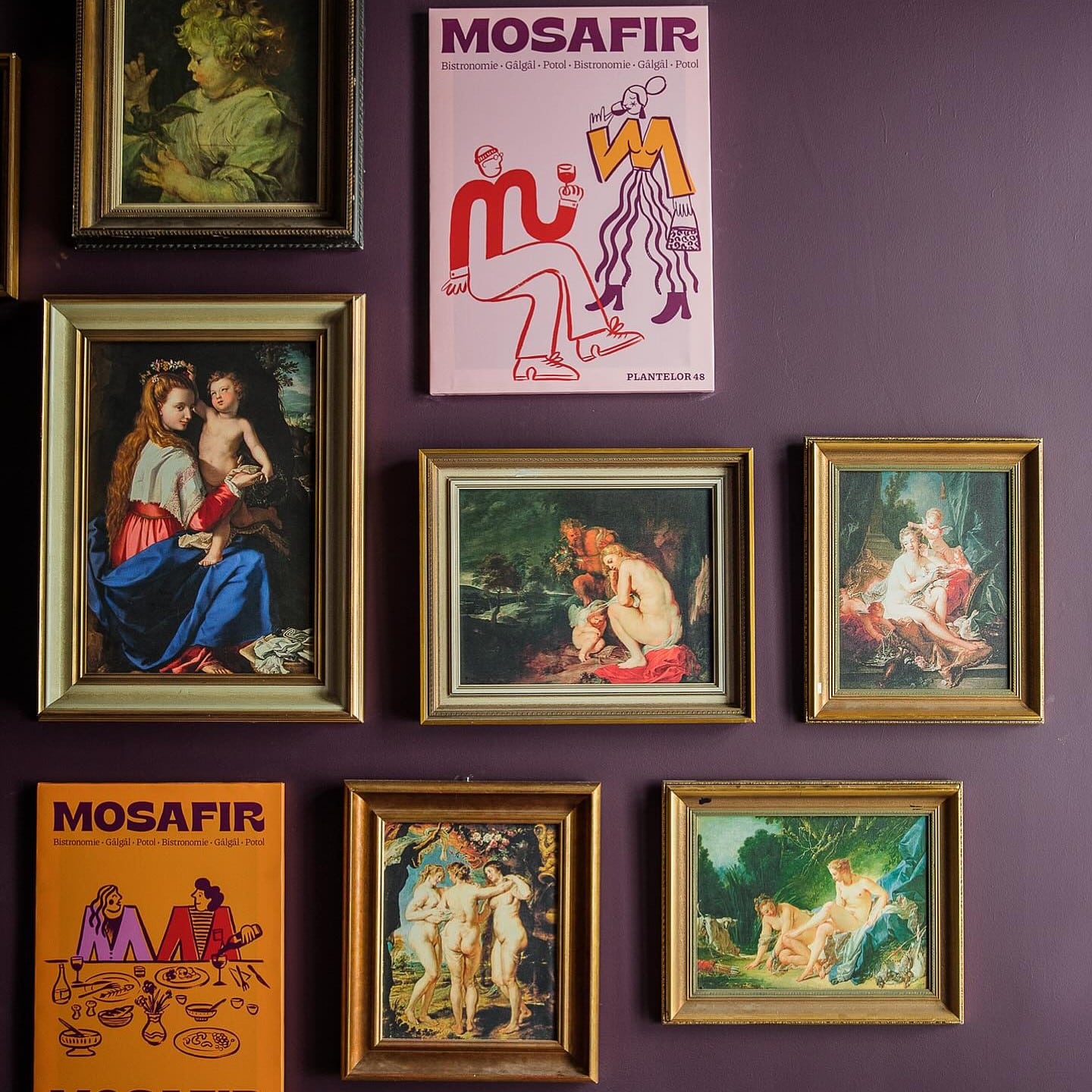 mai multe rame de tablou in resdtaurant Mosafir, care urmeaza sa se deschida in Bucuresti