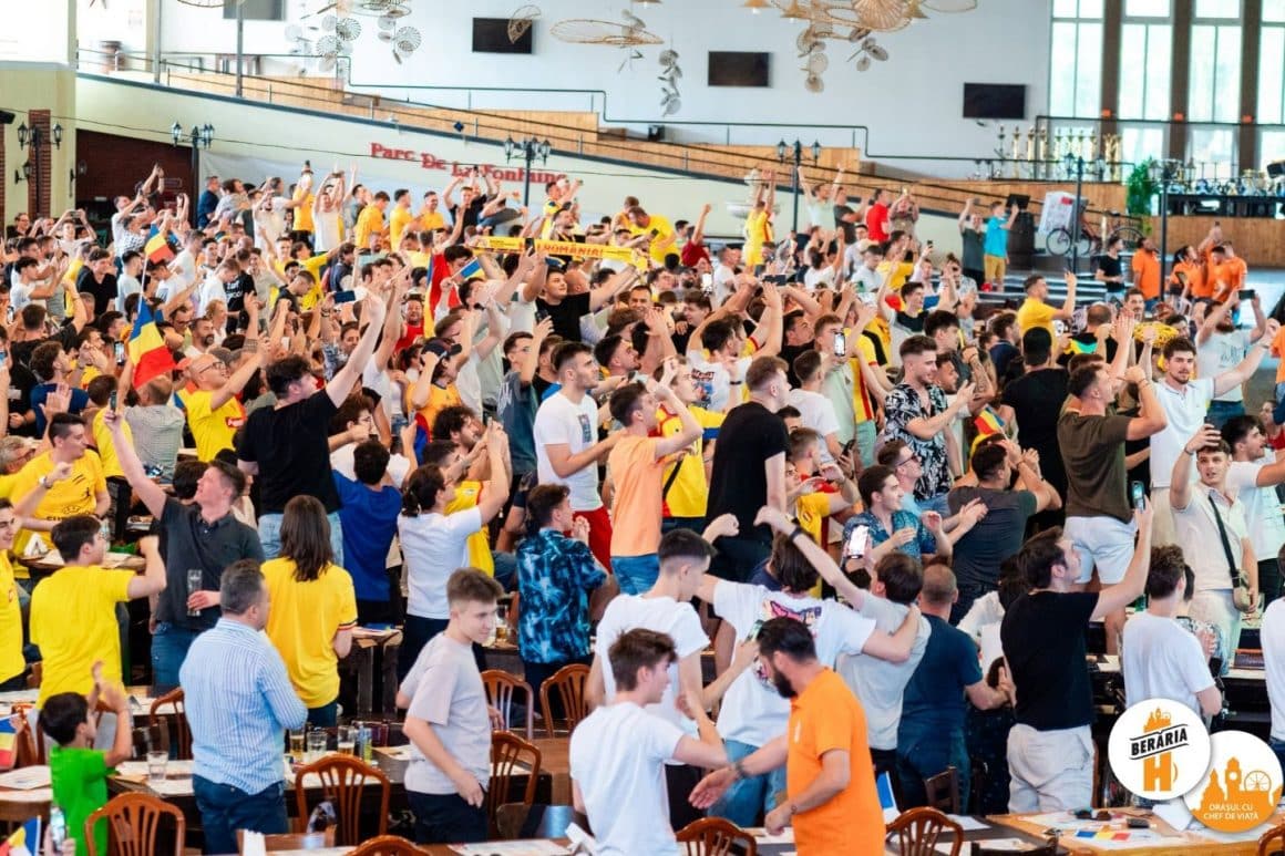 Beraria H plina de suporteri romani, multi imbracati cu tricouri galbene, la meciul Romaniei din cupa UEFA. terase și baruri sportive București