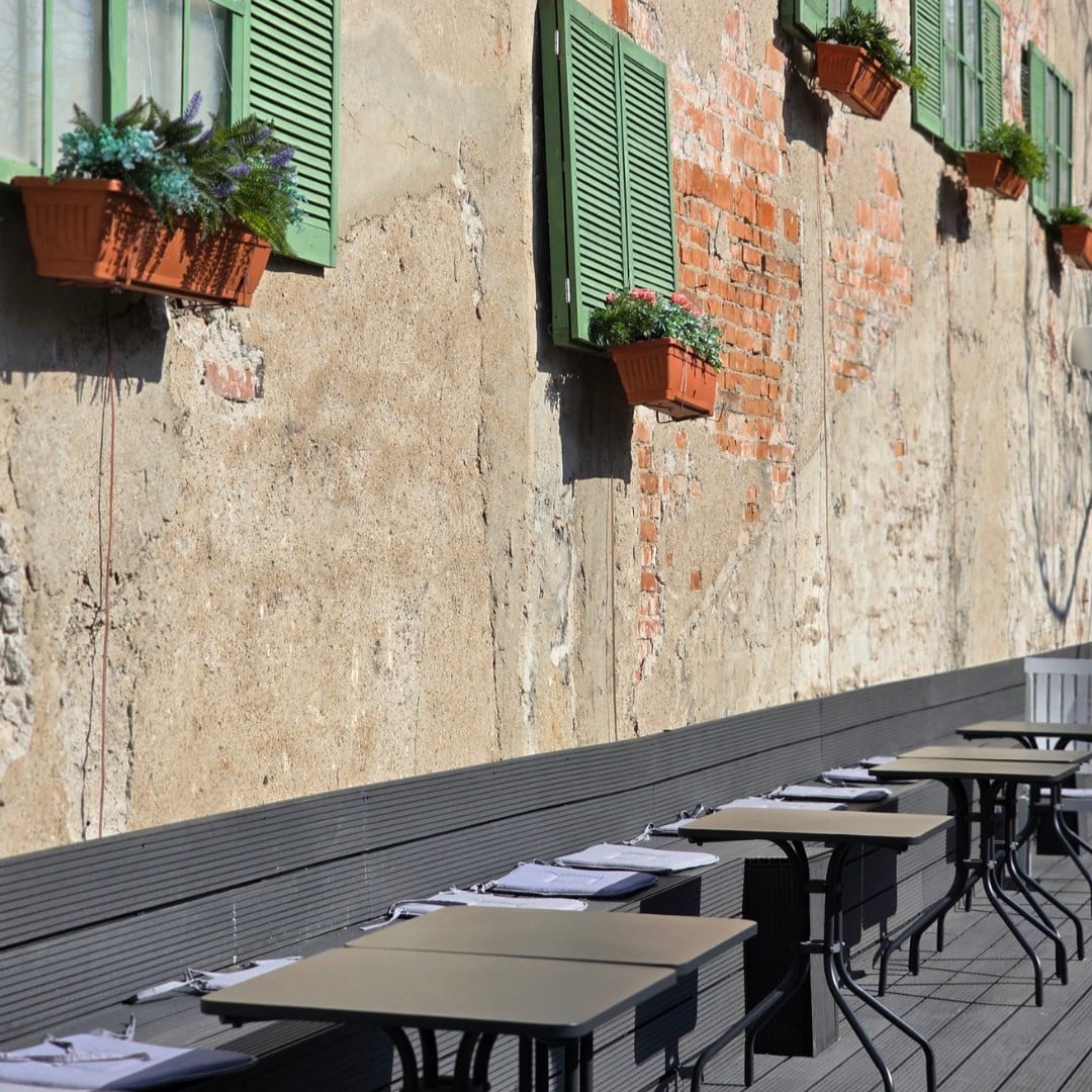 Terasă urbană cu influențe mediteraneene, obloane verzi și atmosferă relaxată la Piațeta Cotroceni.