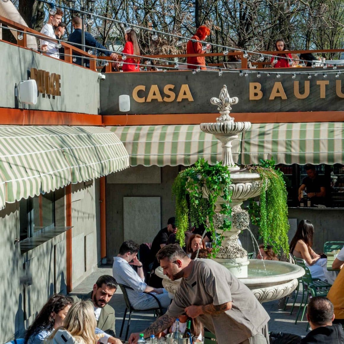 Spațiu de socializare în aer liber, terasă animată și design inspirat de piețele europene la Piațeta Cotroceni.