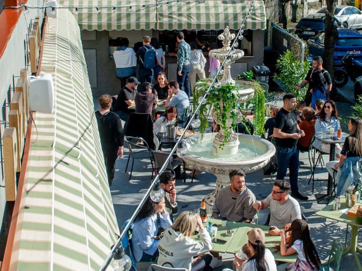 Curte cu fântână decorativă, zone de dining outdoor și vibe de piață urbană la Piațeta Cotroceni. Locuri noi în București