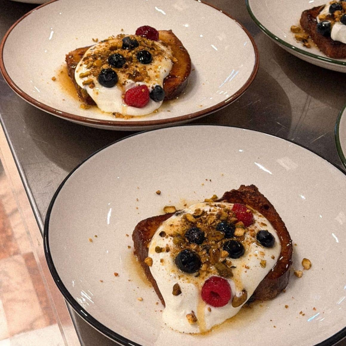 French toast cu cremă, fructe de pădure și topping crocant, una dintre opțiunile de brunch de la Frudisiac Brod.