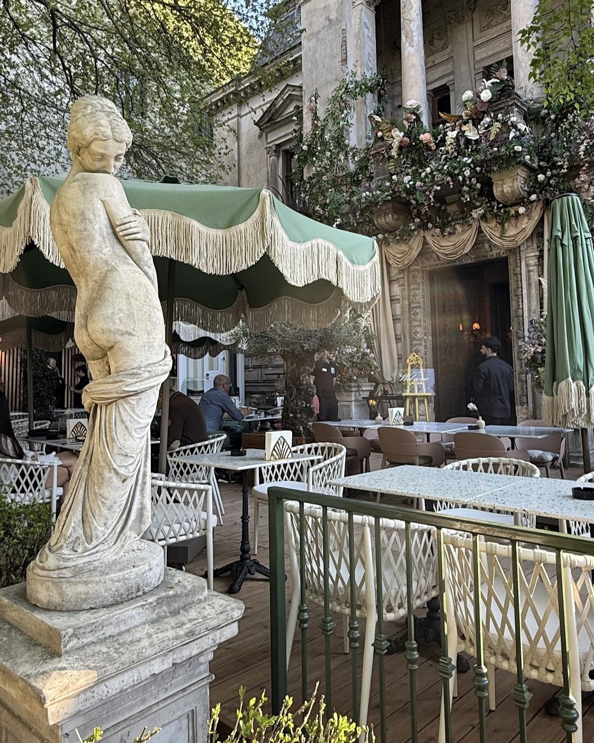 Curte spectaculoasă într-o vilă istorică din București, cu decor clasic și design inspirat de grădinile aristocrate.