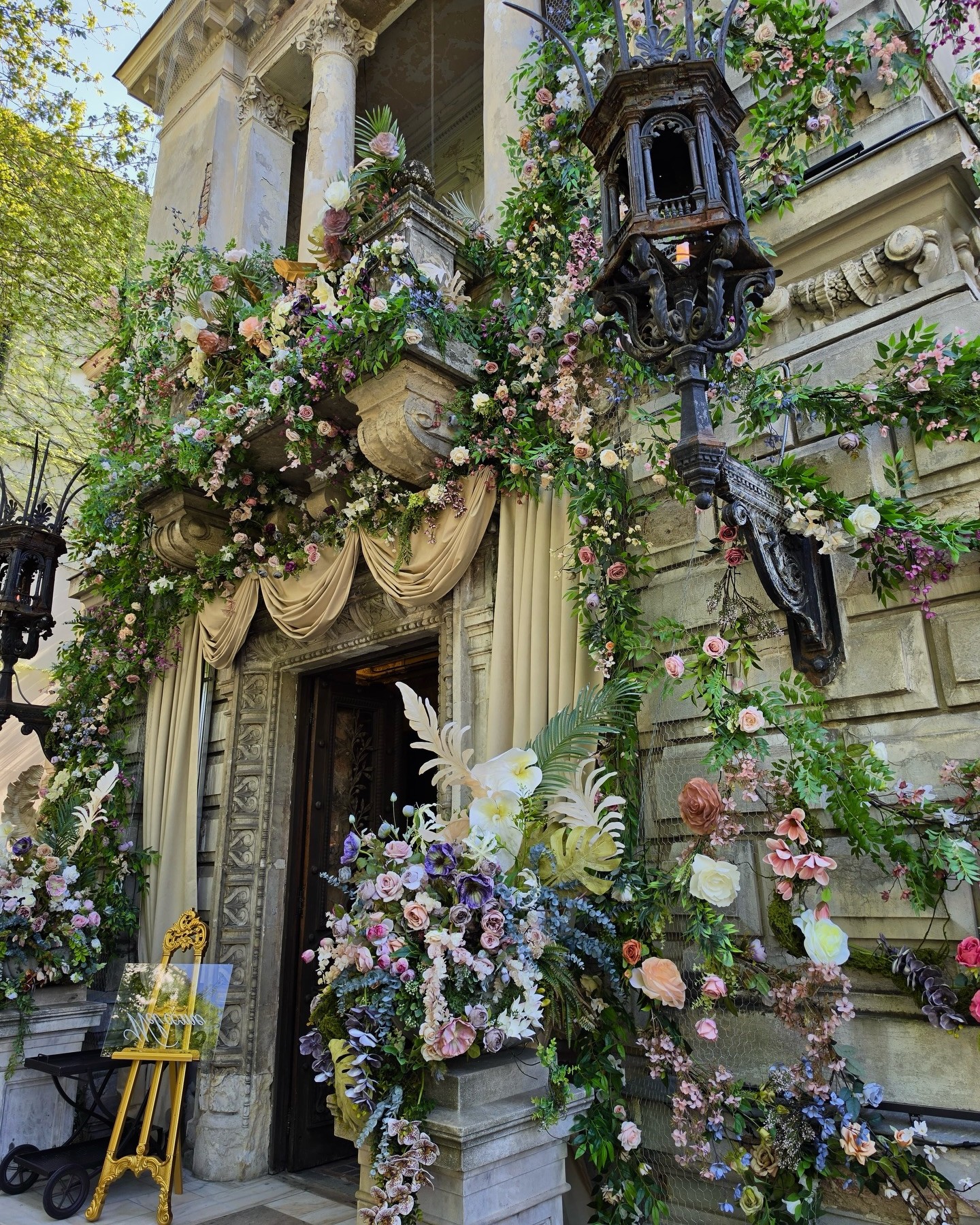Fațadă istorică decorată floral, intrare spectaculoasă și design statement la Grand Café de Bucarest. Locuri noi în București