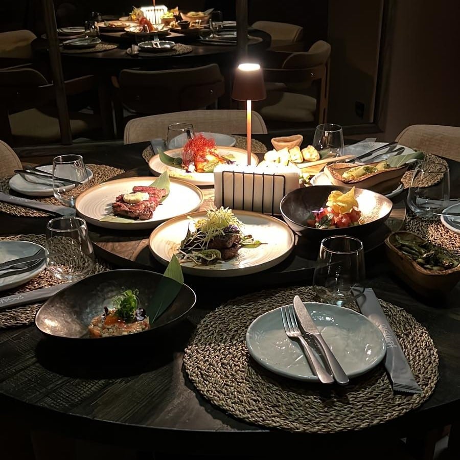 masa rotunda, eleganta, aranjata pentru o cina la lumina difuza