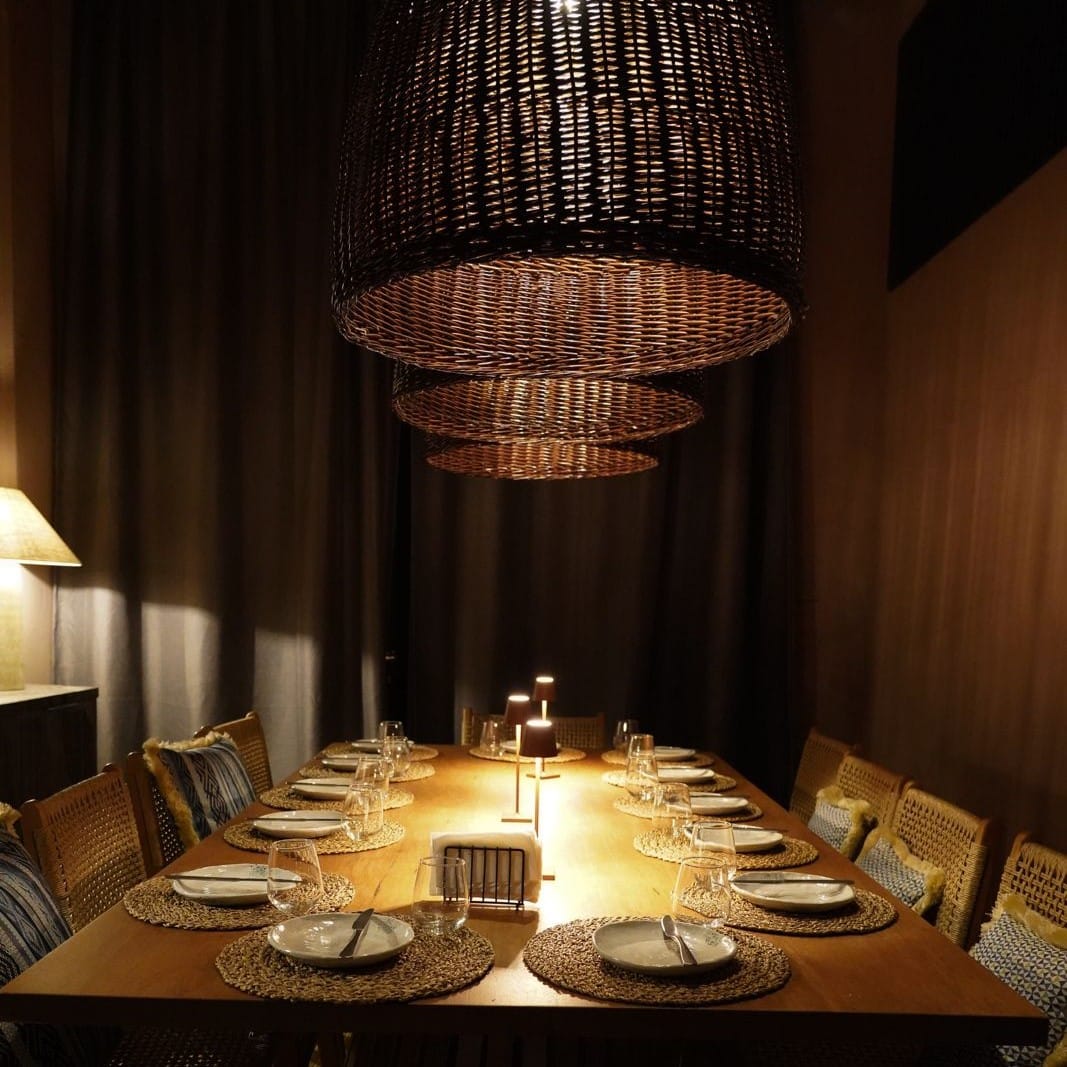 imagine din interioruk restaurantului the bao house sagakura, de pe calea victoriei, iluminat discret