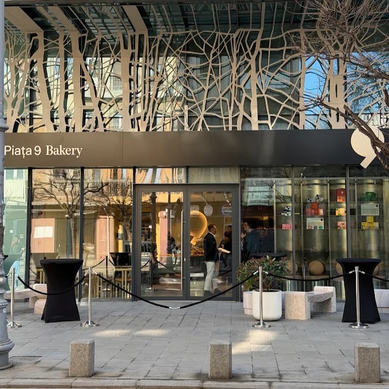 Fațada Piața 9 Bakery din București aduce un design contemporan și un concept premium dedicat patiseriei artizanale. Locuri noi în București