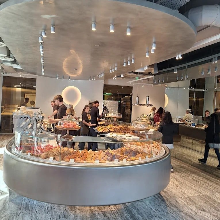 Interior luminos, vitrină circulară spectaculoasă și selecție extinsă de produse de bakery în noul spațiu Piața 9.