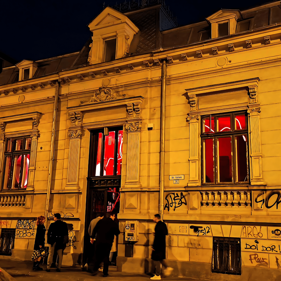 Casa veche, in stil interbelic, forografiata seara, din exterior. Teoria Bar. Locuri noi București