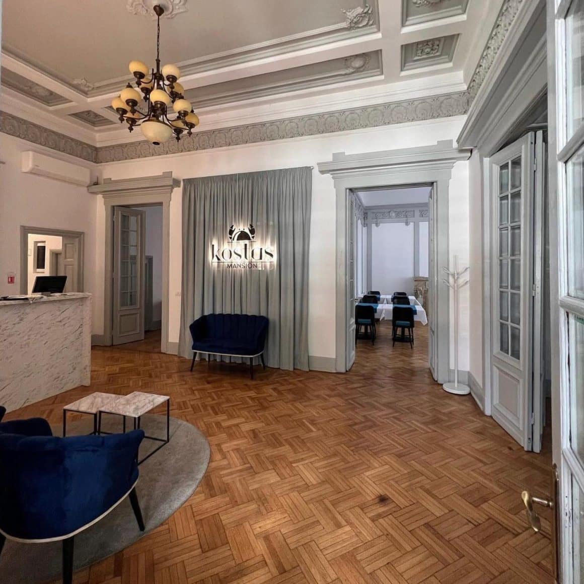 interiorul  restaurantului Kostas Mansion, amenajat elegant