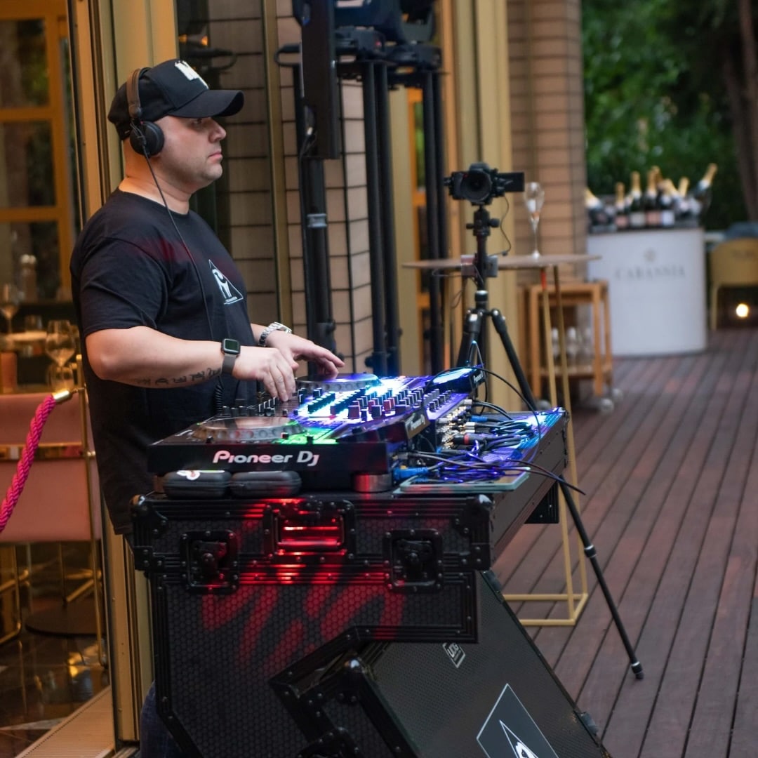 DJ live pe terasa a restaurant Tuya București