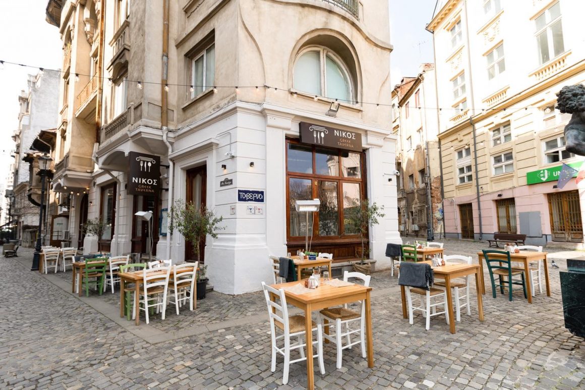 restaurant nikos greek taverna selari, unul din cele mai bune restaurante grecești din bucurești, fotografiat din exterior, ziua, cu mese pe terasa