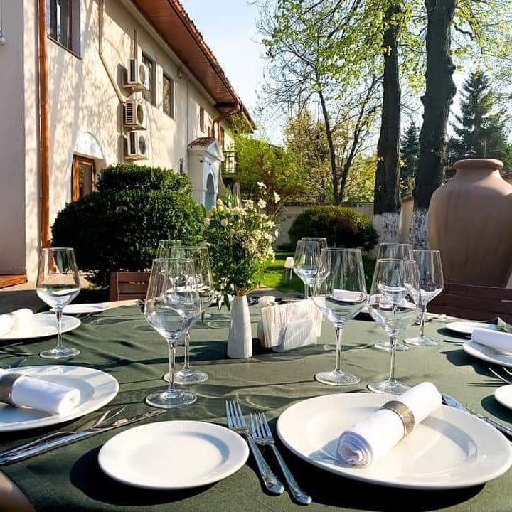 close up cu o masa aranjata elegant, la terasa restaurantului grecesc Mesogios din Primăverii București