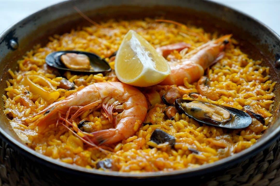 paella cu creveti, scoici si lamaie, de la Pescaderia Alioli, Restaurante cu fructe de mare București