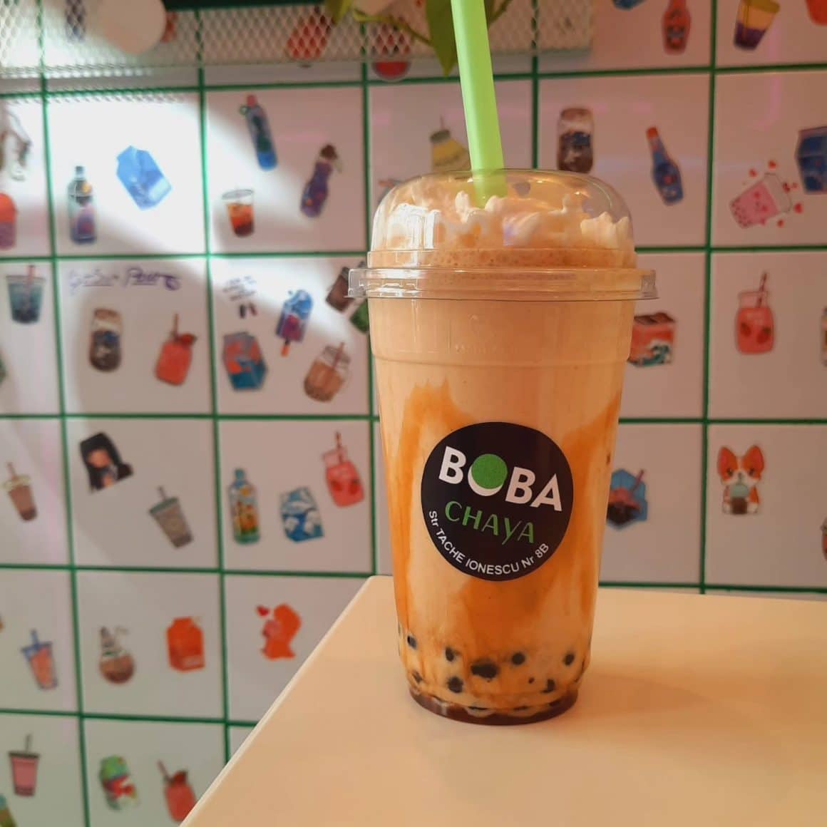 Banana split Milkshake cu perle de tapioca, înghețată, unt de arahide și banane. Boba tea București. Chaya Boba tea